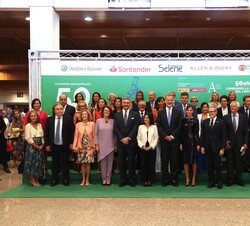 Sus Majestades los Reyes junto a los miembros del Patronato de la Fundación Científica y de las Juntas de Gobierno de la AECC